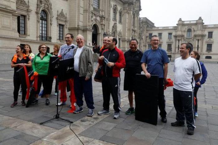 El presidente de Perú pone a sus ministros a hacer gimnasia en su primera reunión de Gobierno
