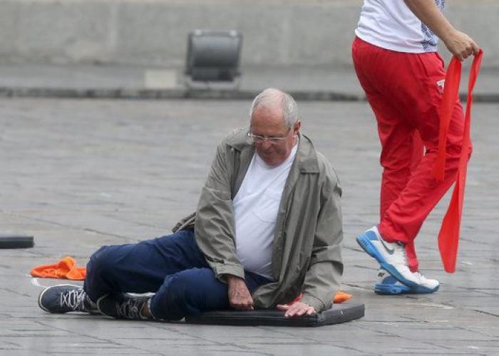 El presidente de Perú pone a sus ministros a hacer gimnasia en su primera reunión de Gobierno