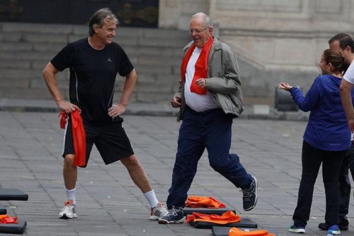 El presidente de Perú pone a sus ministros a hacer gimnasia en su primera reunión de Gobierno