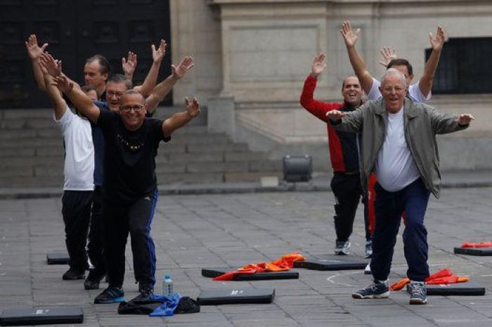 El presidente de Perú pone a sus ministros a hacer gimnasia en su primera reunión de Gobierno