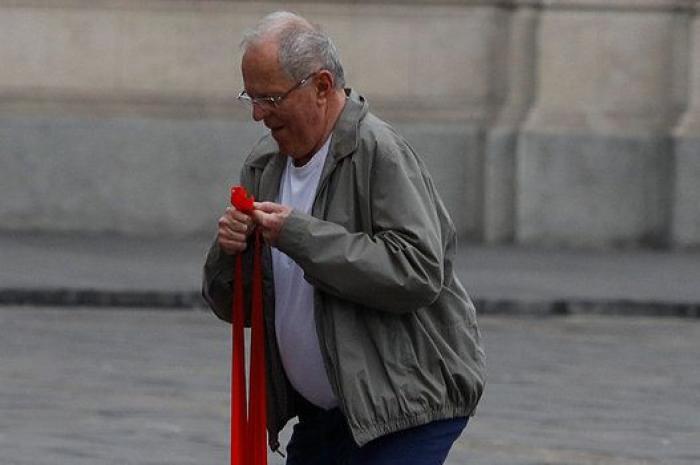 El presidente de Perú pone a sus ministros a hacer gimnasia en su primera reunión de Gobierno