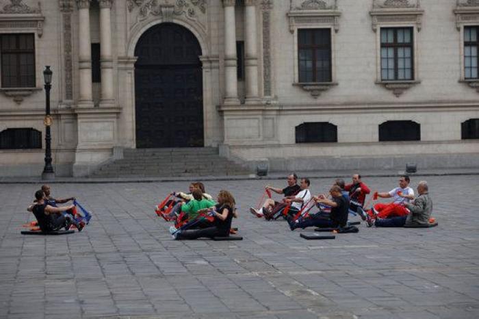 El presidente de Perú pone a sus ministros a hacer gimnasia en su primera reunión de Gobierno