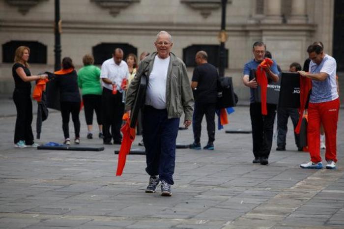 El presidente de Perú pone a sus ministros a hacer gimnasia en su primera reunión de Gobierno