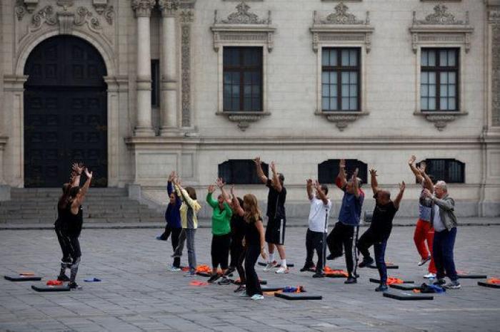 El presidente de Perú pone a sus ministros a hacer gimnasia en su primera reunión de Gobierno
