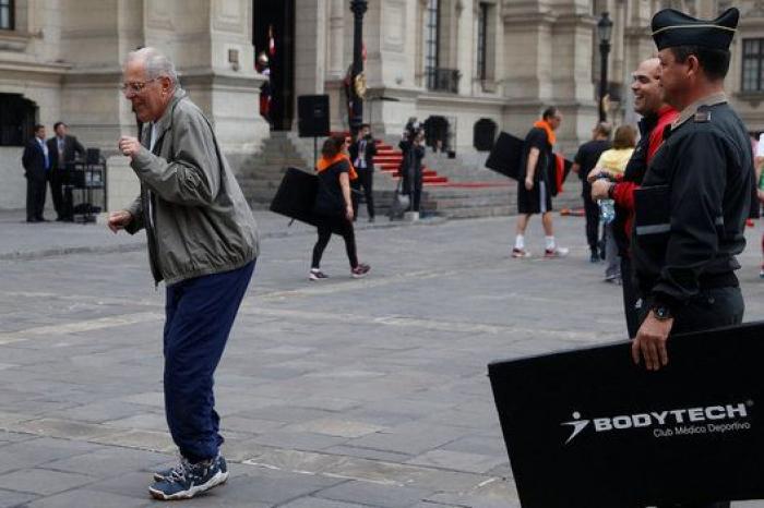 El presidente de Perú pone a sus ministros a hacer gimnasia en su primera reunión de Gobierno