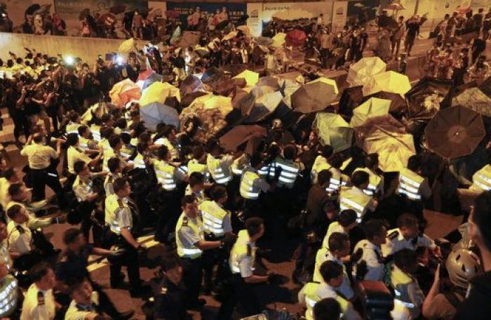 Manifestaciones en Hong Kong: Duros enfrentamientos entre los activistas prodemocracia y la policía