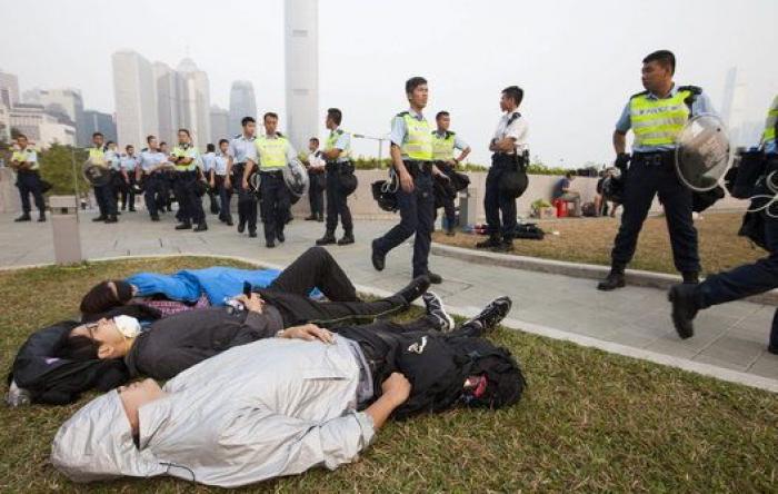 Manifestaciones en Hong Kong: Duros enfrentamientos entre los activistas prodemocracia y la policía
