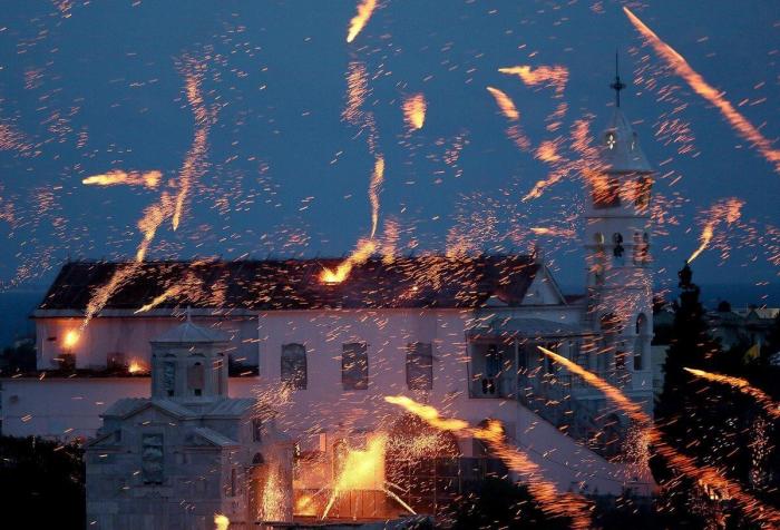 Vrontados: la batalla de cohetes de la noche de Pascua de la isla de Chios en Grecia (FOTOS)