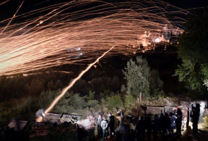 Vrontados: la batalla de cohetes de la noche de Pascua de la isla de Chios en Grecia (FOTOS)