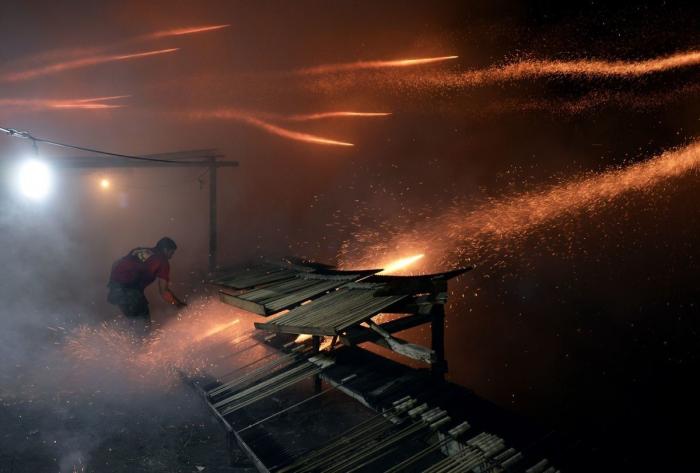 Vrontados: la batalla de cohetes de la noche de Pascua de la isla de Chios en Grecia (FOTOS)
