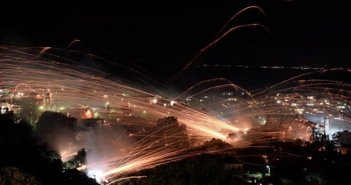 Vrontados: la batalla de cohetes de la noche de Pascua de la isla de Chios en Grecia (FOTOS)