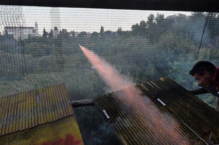 Vrontados: la batalla de cohetes de la noche de Pascua de la isla de Chios en Grecia (FOTOS)