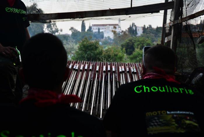 Vrontados: la batalla de cohetes de la noche de Pascua de la isla de Chios en Grecia (FOTOS)