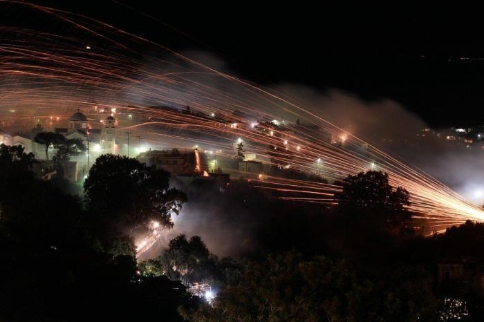 Vrontados: la batalla de cohetes de la noche de Pascua de la isla de Chios en Grecia (FOTOS)