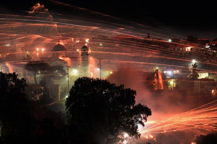 Vrontados: la batalla de cohetes de la noche de Pascua de la isla de Chios en Grecia (FOTOS)