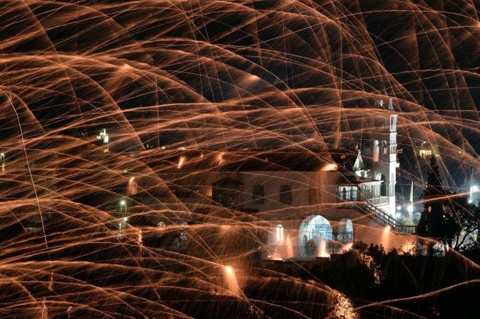 Vrontados: la batalla de cohetes de la noche de Pascua de la isla de Chios en Grecia (FOTOS)