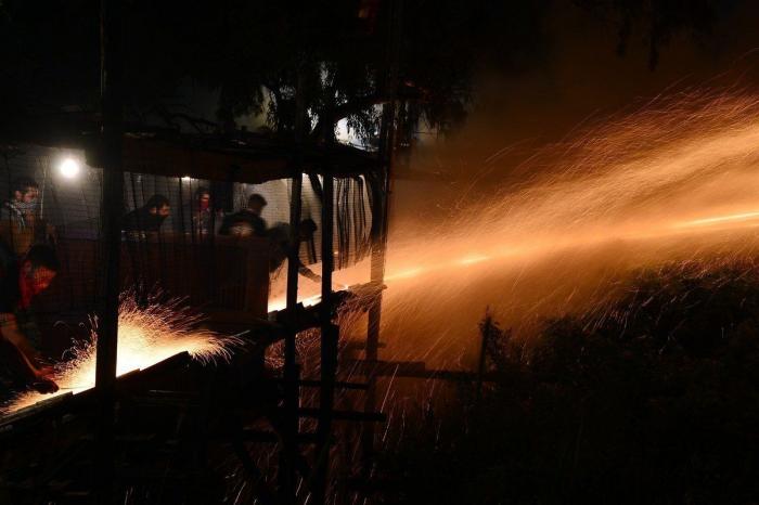 Vrontados: la batalla de cohetes de la noche de Pascua de la isla de Chios en Grecia (FOTOS)