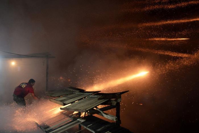 Vrontados: la batalla de cohetes de la noche de Pascua de la isla de Chios en Grecia (FOTOS)