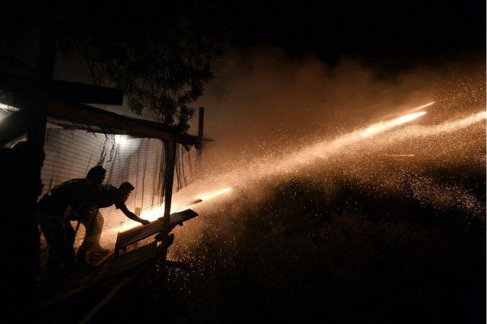 Vrontados: la batalla de cohetes de la noche de Pascua de la isla de Chios en Grecia (FOTOS)