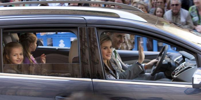 Fotos de la Familia Real en Palma: los reyes, los príncipes, Leonor y Sofía y la infanta Elena en la misa de Pascua