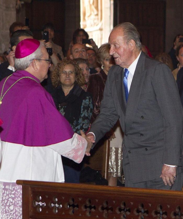 Fotos de la Familia Real en Palma: los reyes, los príncipes, Leonor y Sofía y la infanta Elena en la misa de Pascua