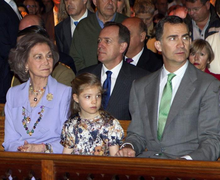 Fotos de la Familia Real en Palma: los reyes, los príncipes, Leonor y Sofía y la infanta Elena en la misa de Pascua