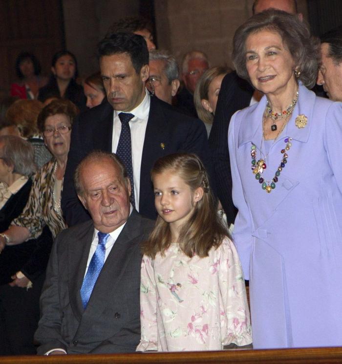 Fotos de la Familia Real en Palma: los reyes, los príncipes, Leonor y Sofía y la infanta Elena en la misa de Pascua