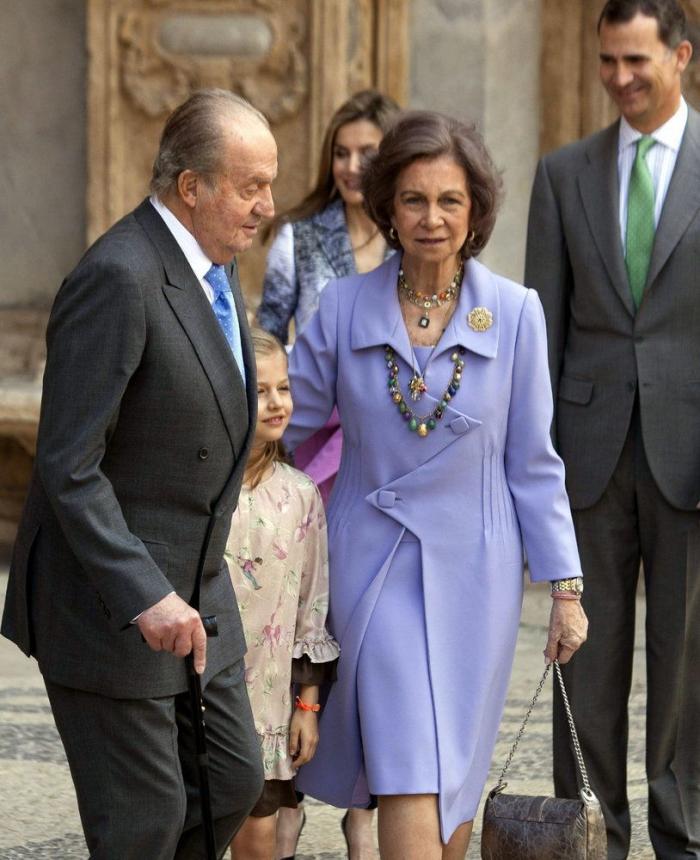 Fotos de la Familia Real en Palma: los reyes, los príncipes, Leonor y Sofía y la infanta Elena en la misa de Pascua