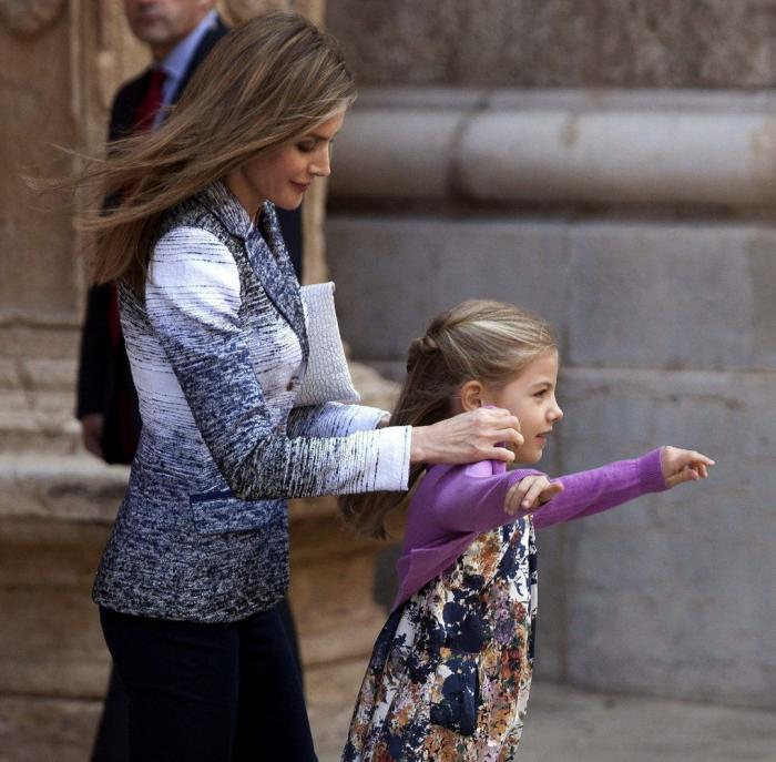 Fotos de la Familia Real en Palma: los reyes, los príncipes, Leonor y Sofía y la infanta Elena en la misa de Pascua