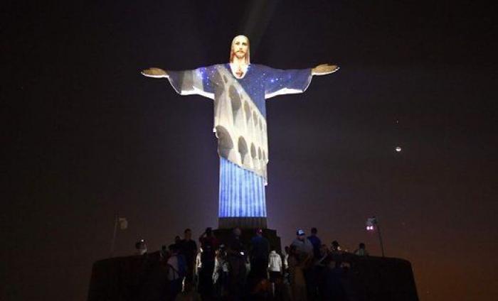 La espectacular iluminación del Corcovado en una noche histórica
