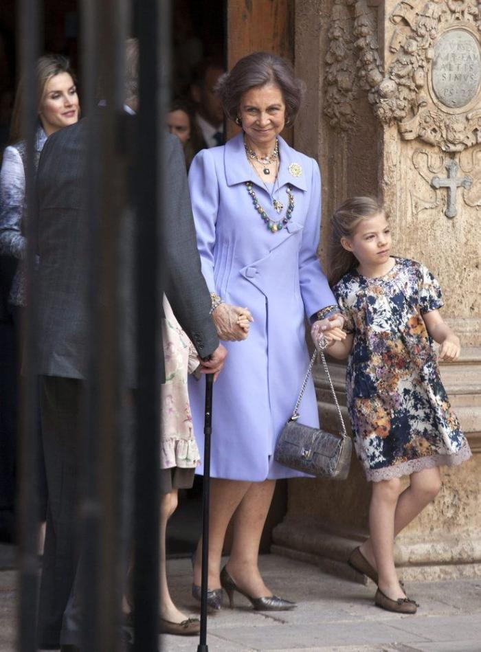 Fotos de la Familia Real en Palma: los reyes, los príncipes, Leonor y Sofía y la infanta Elena en la misa de Pascua