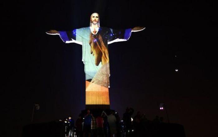 La espectacular iluminación del Corcovado en una noche histórica