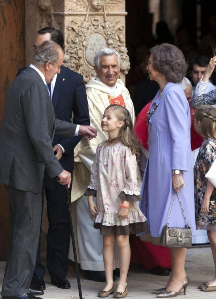 Fotos de la Familia Real en Palma: los reyes, los príncipes, Leonor y Sofía y la infanta Elena en la misa de Pascua