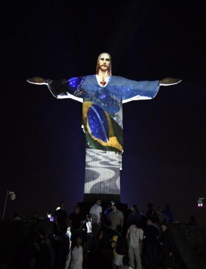 La espectacular iluminación del Corcovado en una noche histórica