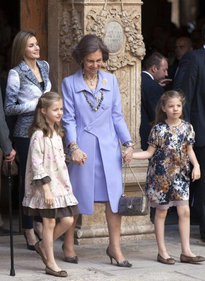 Fotos de la Familia Real en Palma: los reyes, los príncipes, Leonor y Sofía y la infanta Elena en la misa de Pascua