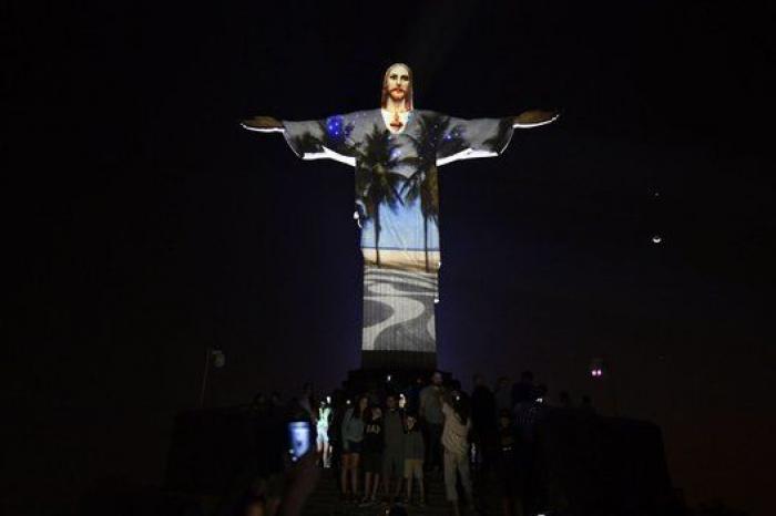 La espectacular iluminación del Corcovado en una noche histórica