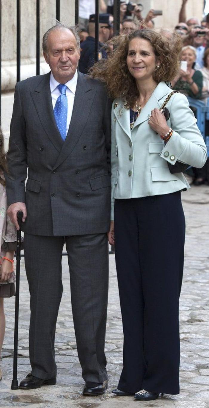 Fotos de la Familia Real en Palma: los reyes, los príncipes, Leonor y Sofía y la infanta Elena en la misa de Pascua