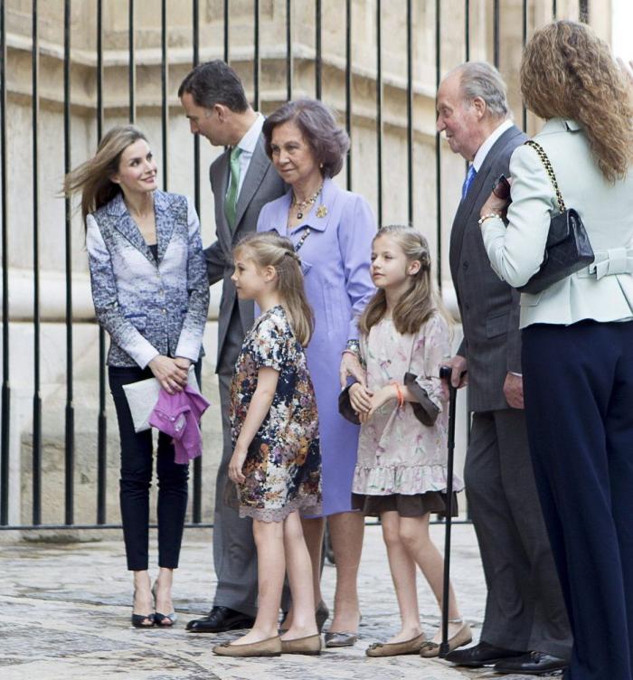 Fotos de la Familia Real en Palma: los reyes, los príncipes, Leonor y Sofía y la infanta Elena en la misa de Pascua