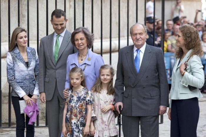 Fotos de la Familia Real en Palma: los reyes, los príncipes, Leonor y Sofía y la infanta Elena en la misa de Pascua