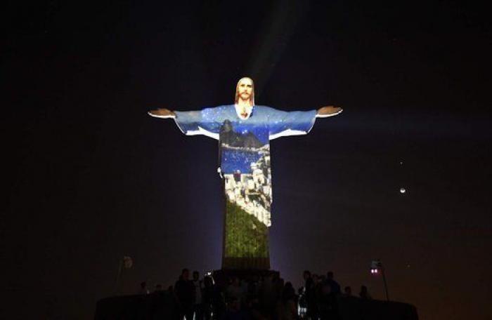 La espectacular iluminación del Corcovado en una noche histórica
