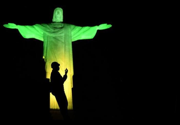 La espectacular iluminación del Corcovado en una noche histórica