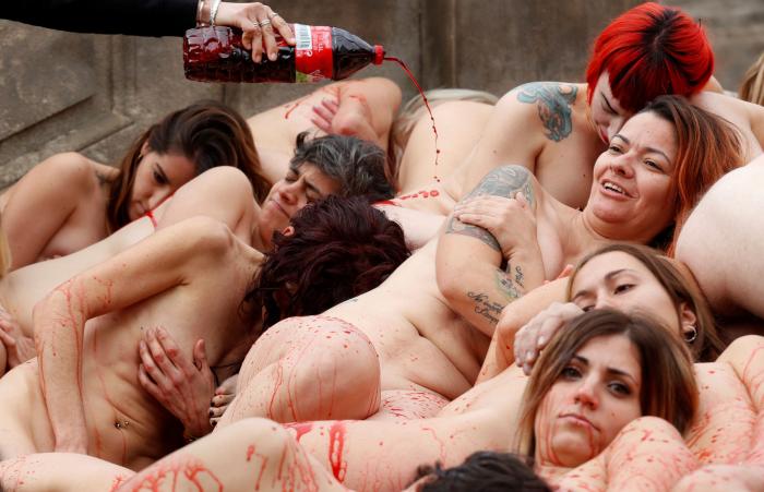 Un grupo de activistas se desnuda en Barcelona contra la ropa hecha de piel animal