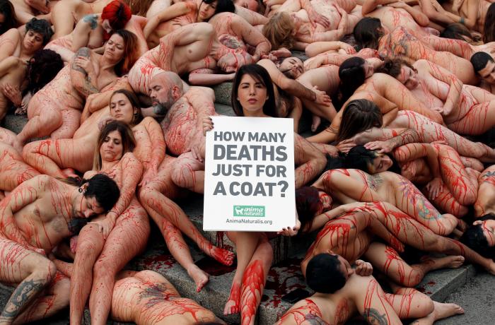 Un grupo de activistas se desnuda en Barcelona contra la ropa hecha de piel animal