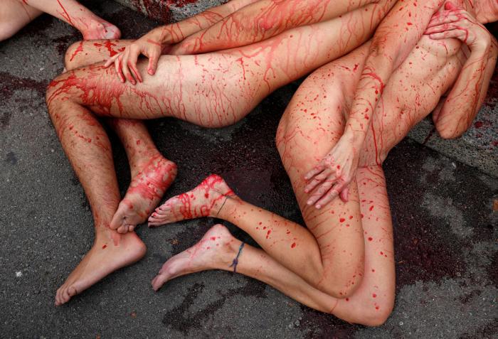 Un grupo de activistas se desnuda en Barcelona contra la ropa hecha de piel animal