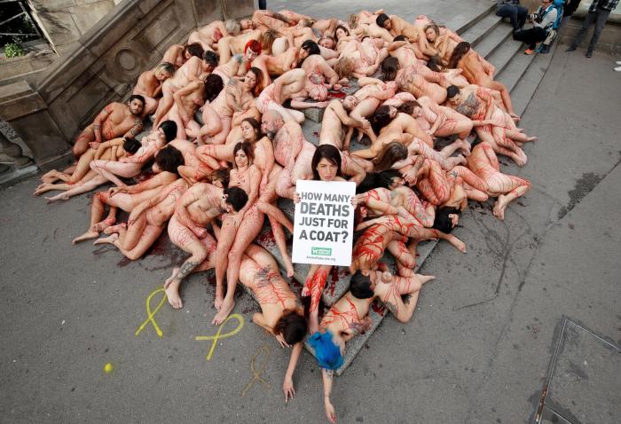 Un grupo de activistas se desnuda en Barcelona contra la ropa hecha de piel animal