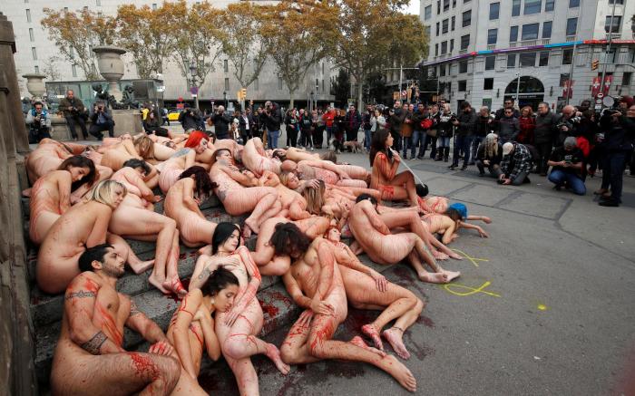 Un grupo de activistas se desnuda en Barcelona contra la ropa hecha de piel animal
