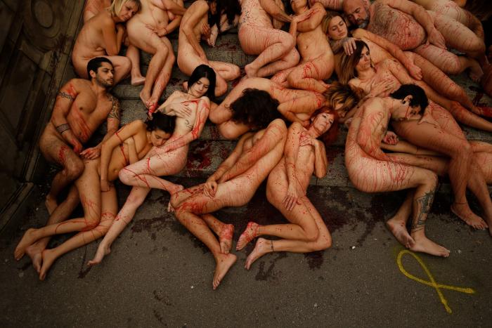 Un grupo de activistas se desnuda en Barcelona contra la ropa hecha de piel animal