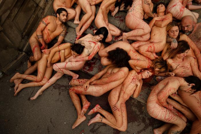 Un grupo de activistas se desnuda en Barcelona contra la ropa hecha de piel animal