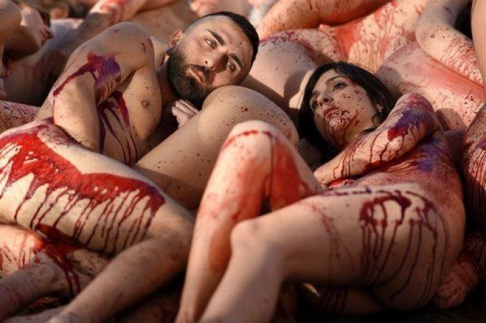 Un grupo de activistas se desnuda en Barcelona contra la ropa hecha de piel animal