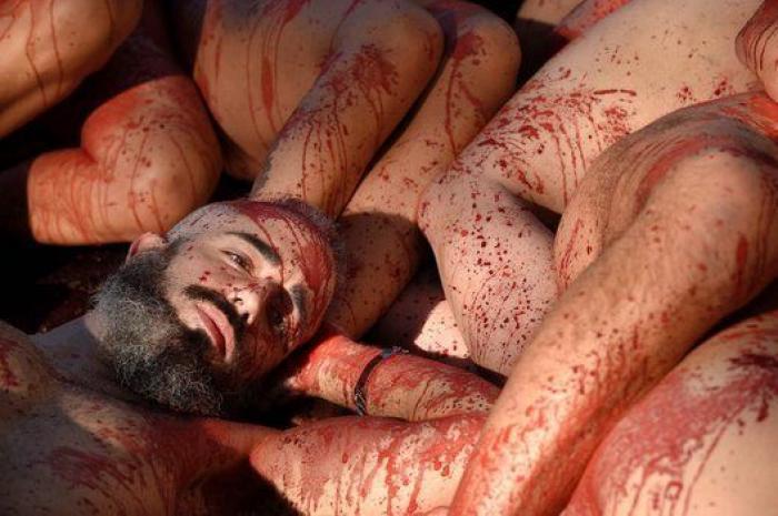 Un grupo de activistas se desnuda en Barcelona contra la ropa hecha de piel animal